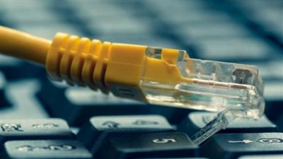 إضعاف الإنترنت والتجسس على المواطنين.. انتهاكات من نوع آخر للحوثيين في اليمن