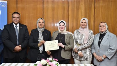 نائب رئيس جامعة عين شمس تكّرم الطلاب المشاركين بالدورة التدريبية عن 