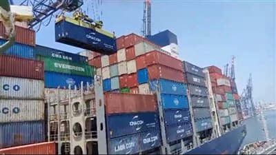 نجاح خدمة تموين سفينة حاويات عملاقة بميناء غرب بورسعيد 