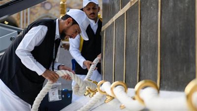 بدء أعمال تغيير كسوة الكعبة المشرفة