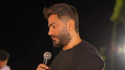 تامر حسني يشوق الجمهور بصور كواليس حفله الجديد بالعلمين