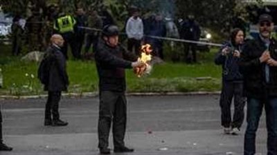 دانماركي يحرق مصحفًا أمام السفارة التركية في كوبنهاغن 