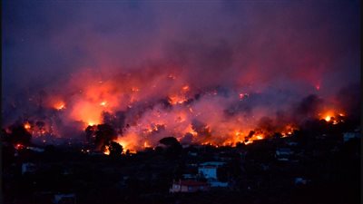 عاجل.. حرائق مرعبة ومخيفة تضرب اليونان