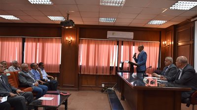 وزير الإنتاج الحربي يتواصل مع العاملين بنظم قطاع التدريب