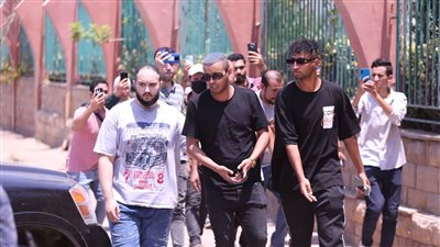 أوكا ولقاء سويدان وعفاف مصطفى أول الحاضرين في جنازة والد مي كساب بمسجد الشرطة