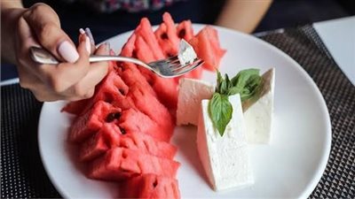 تكنولوجيا الأغذية يقدم نصائح للمواطنين للحفاظ على ترطيب الجسم خلال الصيف (فيديو)