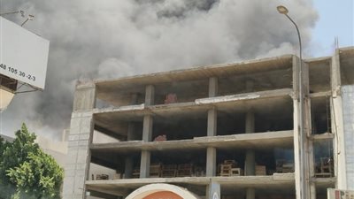 اندلاع حريق بمصنع أخشاب بالعبور (صور)