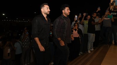 حمادة هلال يؤدي واجب العزاء في والد مي كساب