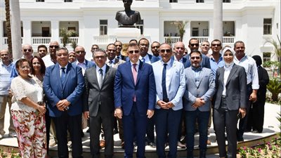 رئيس جامعة عين شمس يفتتح وحدة رعاية القلب وقسم الرمد 