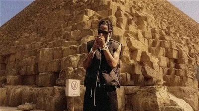 رغم قرار إلغاء حفله.. ترافيس سكوت أمام الأهرامات (صورة)