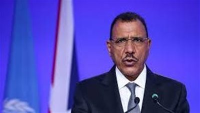  الحرس الرئاسي يحتجز الرئيس.. ماذا يحدث في النيجر؟