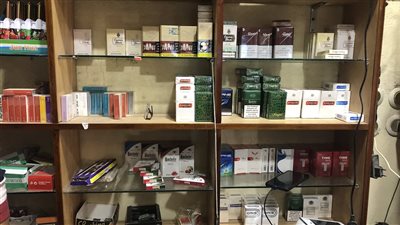 أزمة السجائر تخنق المواطنين.. المصانع وتجار الجملة والتجزئة يتبادلون الاتهامات والمستهلك الضحية