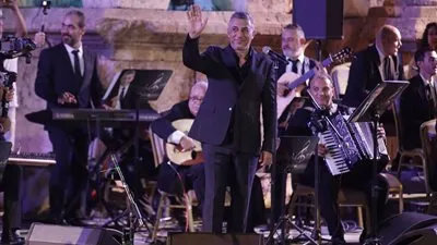 بحضور جماهيري كبير في جرش.. عمر العبداللات يحقق وعده لطفل من متلازمة داون