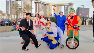 نجوم السيرك القومي تتألق في ديفيليه فني بمهرجان العلمين 