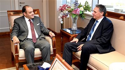 عاجل.. مرسيدس تبحث توسيع مشروعتها بمصر للتصدير للأسواق الخارجية 