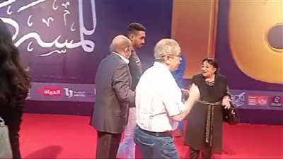 رغم ظروفه الصحية.. لطفي لبيب يصل لـ حفل افتتاح المهرجان القومي للمسرح المصري في دورته الـ 16