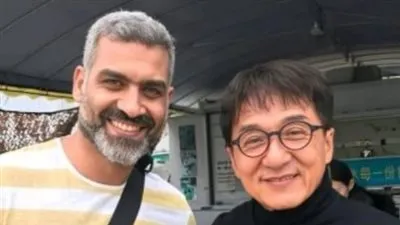 هاني عادل يخطف الأنظار في أحدث ظهوره له برفقة جاكي شان