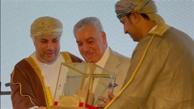 سلطنة عمان تكرم زاهي حواس في المنتدي العربي للسياحة والتراث 