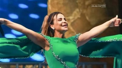 بالأخضر وأكمام مفتوحة.. كارول سماحة تتألق في حفلتها الغنائية بدمشق