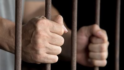 المشدد 3 سنوات لمتهم بسرقة مواطن تحت تهديد السلاح بالقاهرة 