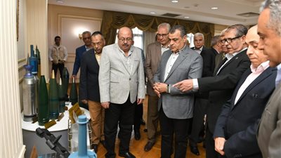 وزير الإنتاج الحربي يتفقد مصنع إنتاج وإصلاح المدرعات