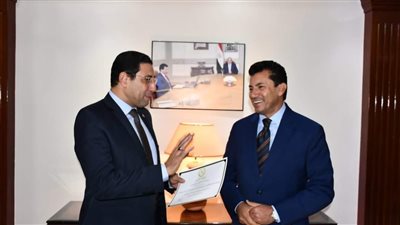 وزير الشباب والرياضة يكرم وكيل وزارة شباب الجيزة لتميزه في العمل