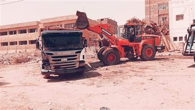 إزالة أكشاك وفروشات مخالفة خلال حملة بقرية سقارة في الجيزة.. صور