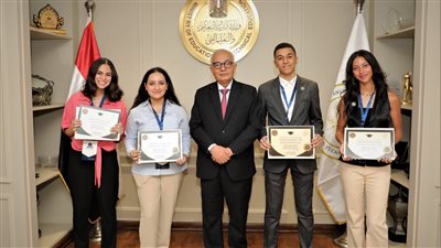 وزير التربية والتعليم يكرم الطلاب الأوائل بمدارس النيل المصرية الدولية للمرحلة الثانوية