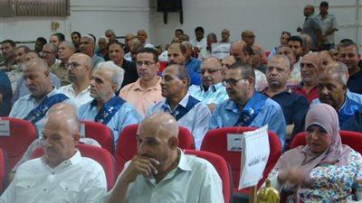 وزير الإنتاج الحربي يجتمع بعمال مصنع 999 تكليلًا لنجاحاتهم