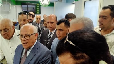 نائب وزير الاتصالات ومحافظ بورسعيد يشهدان تجربة تسليم الكارت الموحد لمواطن