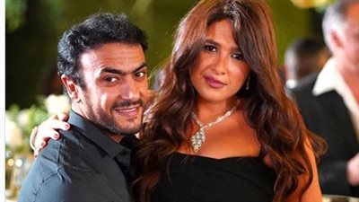 دفاعًا عن القضية.. ياسمين عبدالعزيز ترفع علم فلسطين برفقة أحمد العوضي (فيديو)