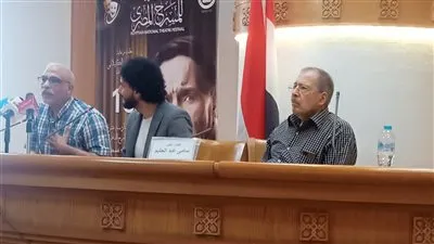 وصول سامي عبد الحليم ندوة توقيع كتابه وكريم الحسيني يستقبله بالقبلات