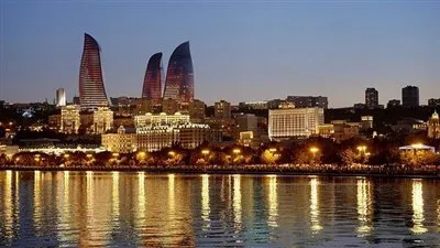 أطلق العنان لحواسك في مدينة باكو: حيث الطعام والفن والهندسة المعمارية