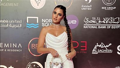 شاهد.. أحدث ظهور لـ درة بفستان أسود على البحر 