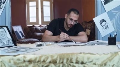 يرسم بالعسل والشاي.. أحمد الشافعي فنان «في حته تانية»: «لوحاتي تعبر عن ثقافة مصر» (صور)