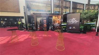 الجمهور مع الأبطال في صندوق لـMMA.. الاستعدادت النهائية لفيلم خمس جولات قبل انطلاق العرض الخاص