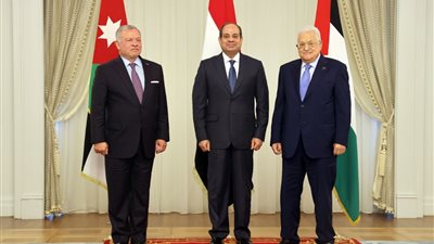 بعد القمة الثلاثية.. “أبو مازن” يغادر جمهورية مصر العربية