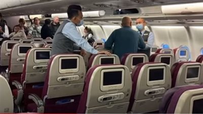 شاهد.. راكب يجير طائرة علي العودة إلى مطار الإقلاع