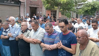 تشييع جثمان والدة الفنان أحمد شيبة بمقابر أم كبيبة بالإسكندرية (صور)