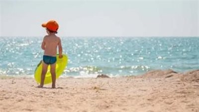 نصائح مهمة لحماية طفلك من أشعة الشمس في المصيف