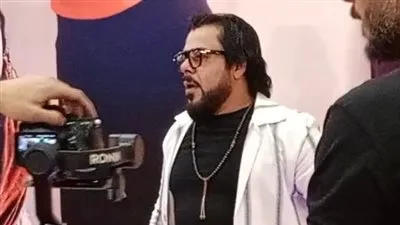 ببدلة كاجوال.. منذر رياحنة يصل إلى العرض الخاص لـ فيلم 