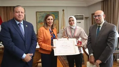 وزيرة الثقافة تُكرم الطفلة 