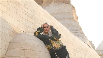  الأمريكية أمون ستار تستعد لإحياء حفل وسط الأهرامات 