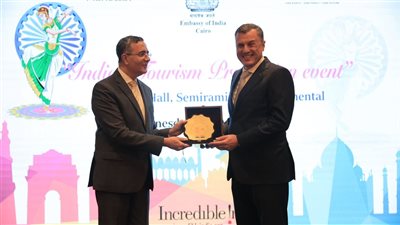 درع تذكاري لوزير السياحة والآثار احتفالًا بـ75 عامًا على العلاقات المصرية الهندية