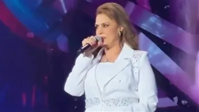 بإطلالة بيضاء.. سيمون تتألق بحفل المملكة العربية السعودية