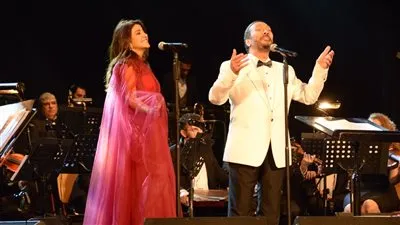ياسمين علي تشارك علي الحجار حفله أمس بمسرح دار أوبرا جامعة مصر