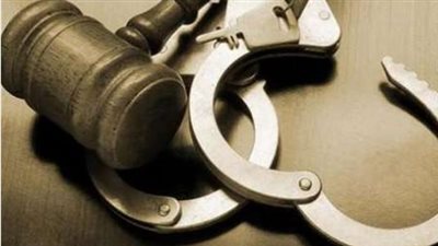 استمرار حبس 4 متهمين بحوزتهم 2 كيلو حشيش داخل 