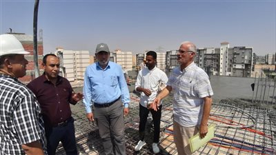 وزير الإسكان: استكمال أعمال تنفيذ الطرق ورفع الكفاءة والتطوير الجارية بمدينة الشروق 