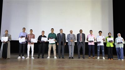 محافظ أسوان يكرم أوائل الشهادات الإعدادية والثانوية العامة والفني