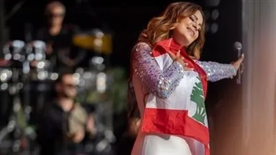 كارول سماحة تحتضن علم لبنان في حفلها بالسويد (صور)